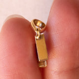 Lotto comprendente ciondolo in oro 18K con ametista, ciondolo in oro 18K con zaffiro e ciondolo a forma di chiave di violino in oro 18K