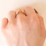 Anello vintage in oro giallo e in oro bianco 9K con zaffiro arancione (0.80ct ca.) e diamanti, anni ‘70