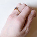 Anello vintage a margherita in oro 18K con zaffiro e diamanti, anni ‘70