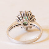 Anello vintage a margherita in oro bianco 18K con smeraldo (2.20ct ca.) e diamanti (1ctw ca.), anni ‘60