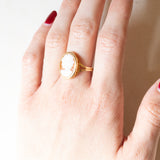 Anello vintage in oro giallo 18K con cammeo su conchiglia, anni ‘50/‘60