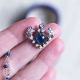 Collana in oro bianco 18K con zaffiri, opali e diamanti, anni ‘40