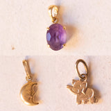 Lotto comprendente ciondolo in oro 18K con ametista, ciondolo in oro 18K a forma di “Uomo della Luna” in oro 18K e ciondolo in oro 9K a forma di elefantino
