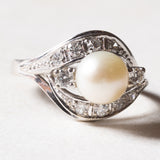 Anello vintage in oro bianco 14K con perla e diamanti (0.36ctw ca.), anni ‘60