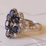 Anello vintage in oro bianco 18K con zaffiri sintetici (4ctw ca.) e diamanti (0.10ctw ca.), anni ‘70