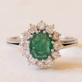 Anello vintage a margherita in oro bianco 18K con smeraldo (2.20ct ca.) e diamanti (1ctw ca.), anni ‘60