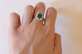 Anello vintage a margherita in oro bianco 18K con smeraldo (2.20ct ca.) e diamanti (1ctw ca.), anni ‘60
