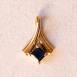 Lotto comprendente ciondolo in oro 18K con ametista, ciondolo in oro 18K con zaffiro e ciondolo a forma di chiave di violino in oro 18K