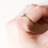 Anello retró a forma di fiore in oro giallo 18K con perla bianca, anni ‘40