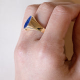Anello antico da sigillo in oro 14K con lapislazzuli inciso, anni ‘30