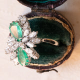 Anello vintage in oro bianco 18K con smeraldi (2.40ctw ca.) e diamanti (2ctw ca.), anni ‘60/‘70