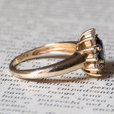 Anello a margherita vintage in oro 9K con zaffiro (0.80ct ca.) e diamanti (0.24ctw ca.), anni ‘60/‘70
