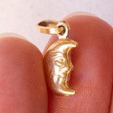 Lotto comprendente ciondolo in oro 18K con ametista, ciondolo in oro 18K a forma di “Uomo della Luna” in oro 18K e ciondolo in oro 9K a forma di elefantino