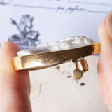 Spilla vintage in oro 18K con cammeo su conchiglia, anni ‘50