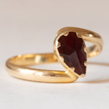 Anello vintage in oro 18K con granato di taglio a goccia, anni ‘40/‘50