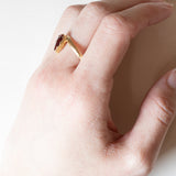 Anello vintage in oro 18K con granato di taglio a goccia, anni ‘40/‘50