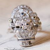 Anello vintage a forma di cestino di fiori in oro 18K, diamanti bianchi, diamanti fancy gialli e zaffiri, anni ‘60