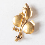 Spilla vintage in oro 18K con pasta di vetro verde e perline, anni ‘50