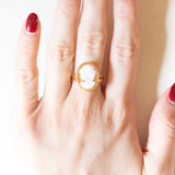 Anello vintage in oro giallo 18K con cammeo su conchiglia, anni ‘50/‘60