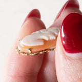 Ciondolo vintage in oro giallo 18K con cammeo su conchiglia e catenina in oro giallo 18K, anni ‘50/‘60
