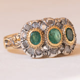 Anello vintage in stile antico in oro giallo 18K e argento con smeraldi (0.80ctw ca.) e diamanti (0.36ctw ca.), anni '60