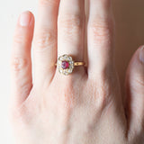 Anello vintage a margherita in oro 18K con rubino (0.30ct ca.) e diamanti (0.30ctw ca.), anni ‘60