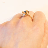 Anello vintage in oro 18K con pasta di vetro blu e paste di vetro rosse, anni ‘50