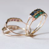 Anello harem vintage in oro 14K con zirconi bianchi, rubini, zaffiri e smeraldi, anni ‘70