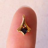 Lotto comprendente ciondolo in oro 18K con ametista, ciondolo in oro 18K con zaffiro e ciondolo a forma di chiave di violino in oro 18K