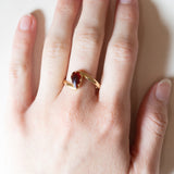 Anello vintage in oro 18K con granato di taglio a goccia, anni ‘40/‘50