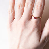 Anello a “V” vintage in oro 18K con rubino, anni ‘70