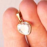 Lotto comprendente ciondolo in oro 18K con zircone e ciondolo a forma di carta di due di cuori in oro 18K