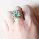 Anello vintage in oro bianco 18K con smeraldi (2.40ctw ca.) e diamanti (2ctw ca.), anni ‘60/‘70