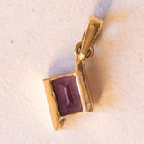 Lotto comprendente ciondolo in oro 18K con ametista, ciondolo in oro 18K con zaffiro e ciondolo a forma di chiave di violino in oro 18K