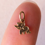 Lotto comprendente ciondolo in oro 18K con ametista, ciondolo in oro 18K a forma di “Uomo della Luna” in oro 18K e ciondolo in oro 9K a forma di elefantino