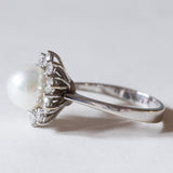 Anello vintage a margherita in oro bianco 14K con perla e diamanti (1ctw ca.), anni ‘50/‘60