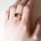 Anello vintage in oro 18K con granato di taglio a goccia, anni ‘40/‘50