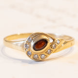 Anello vintage in oro 18K con granato e pietre bianche, anni ‘70