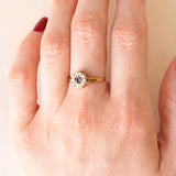 Anello vintage a margherita in oro giallo e in oro bianco 14K con zaffiro (0.05ct ca.) e diamanti (0.20ctw ca.), anni ‘40/‘50