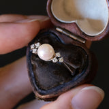 Anello vintage in oro bianco 14K con perla e diamanti (0.12ctw ca.), anni ‘60
