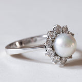 Anello vintage a margherita in oro bianco 14K con perla e diamanti (1ctw ca.), anni ‘50/‘60