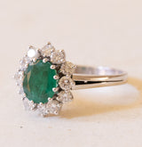 Anello vintage a margherita in oro bianco 18K con smeraldo (2.20ct ca.) e diamanti (1ctw ca.), anni ‘60