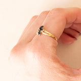 Anello vintage in oro giallo e bianco 18K con zaffiri, anni ‘60
