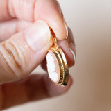 Ciondolo vintage in oro 14K con cammeo su conchiglia, anni ‘60