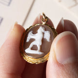 Ciondolo vintage in oro 18K con cammeo su conchiglia, anni ‘60