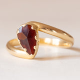 Anello vintage in oro 18K con granato di taglio a goccia, anni ‘40/‘50