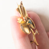 Spilla vintage in oro 18K con pasta di vetro verde e perline, anni ‘50