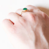 Anello retró in oro giallo 18K con pasta di vetro verde, anni ‘40