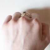 Anello vintage in oro 18K con granato di taglio a goccia, anni ‘40/‘50