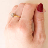 Anello vintage a margherita in oro giallo e in oro bianco 14K con zaffiro (0.05ct ca.) e diamanti (0.20ctw ca.), anni ‘40/‘50